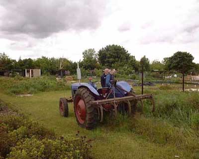 Tractor1.JPG (32171 bytes)